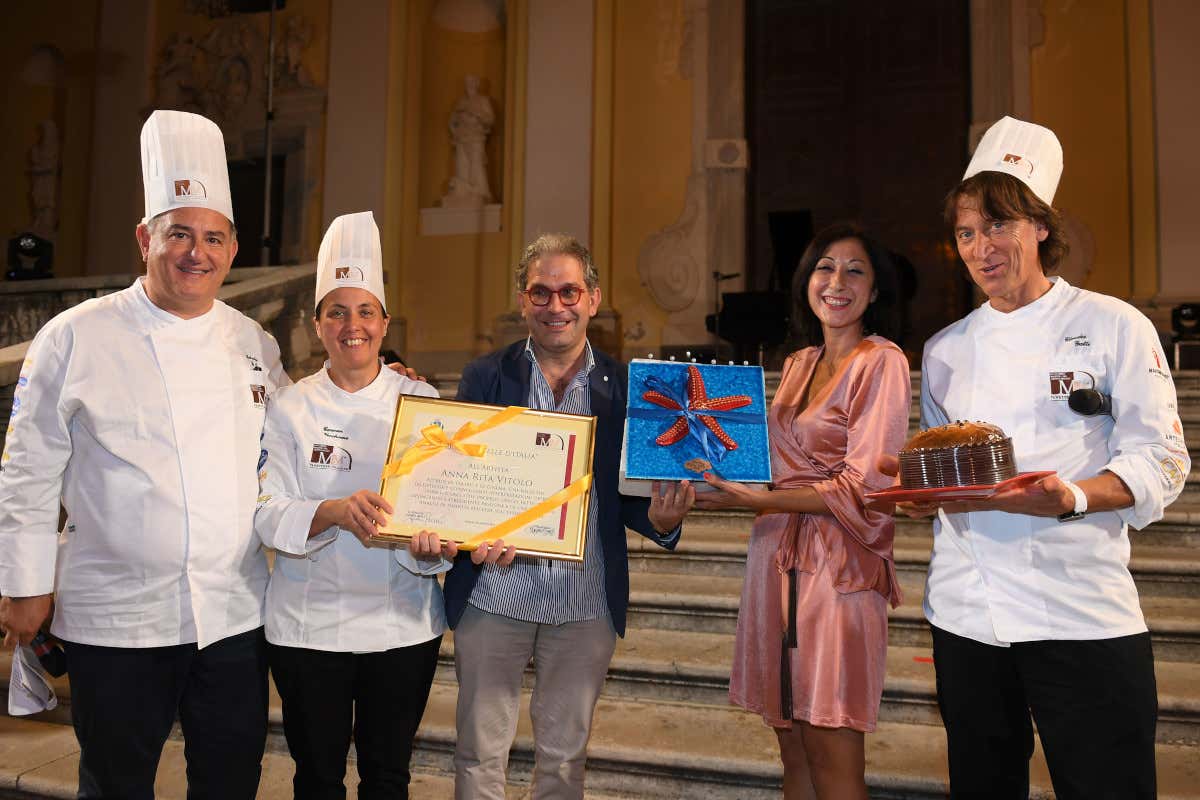 Anna Rita Vitolo, seconda da destra Dolce è “La Notte del Panettone in riva al mare”