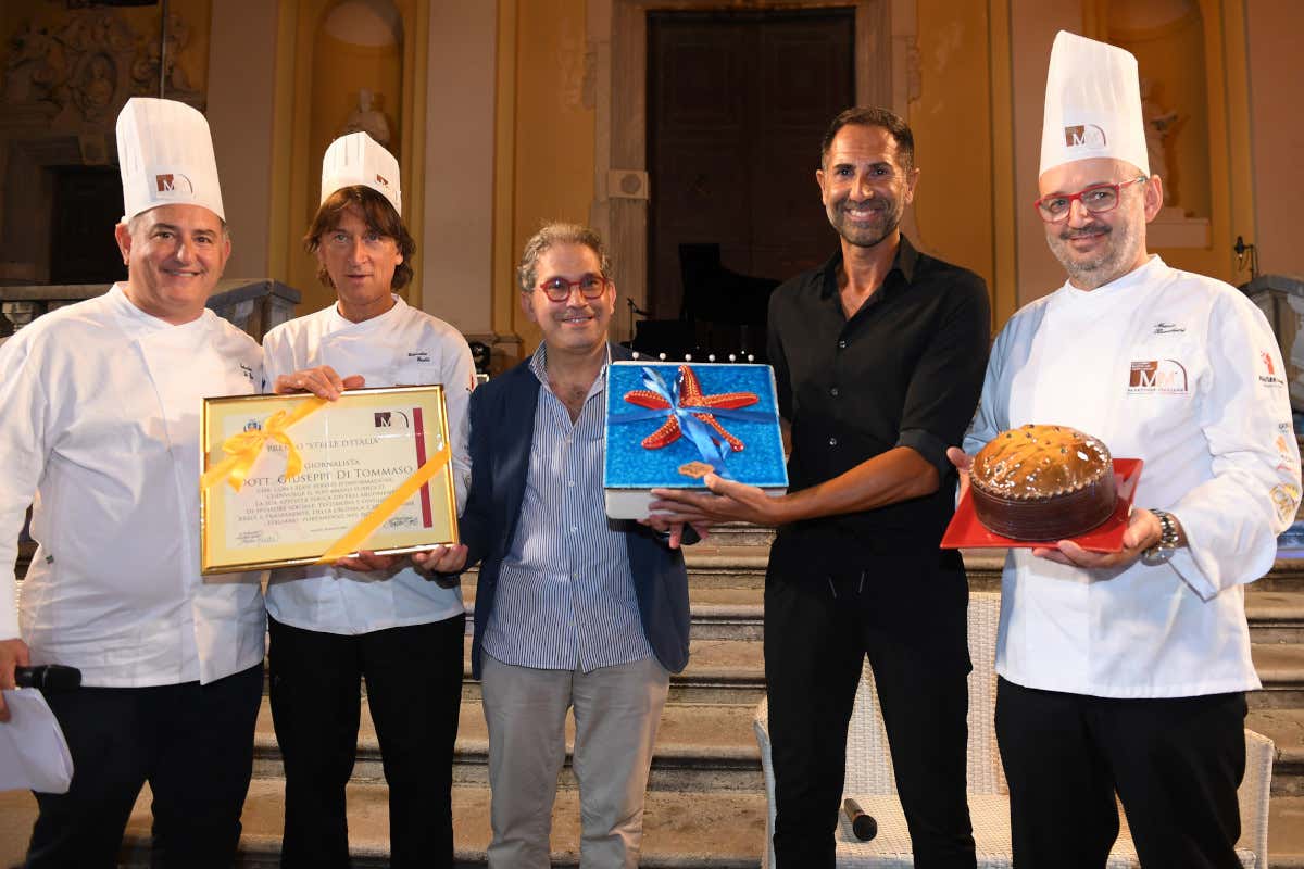 Giuseppe Di Tommaso, secondo da destra Dolce è “La Notte del Panettone in riva al mare”