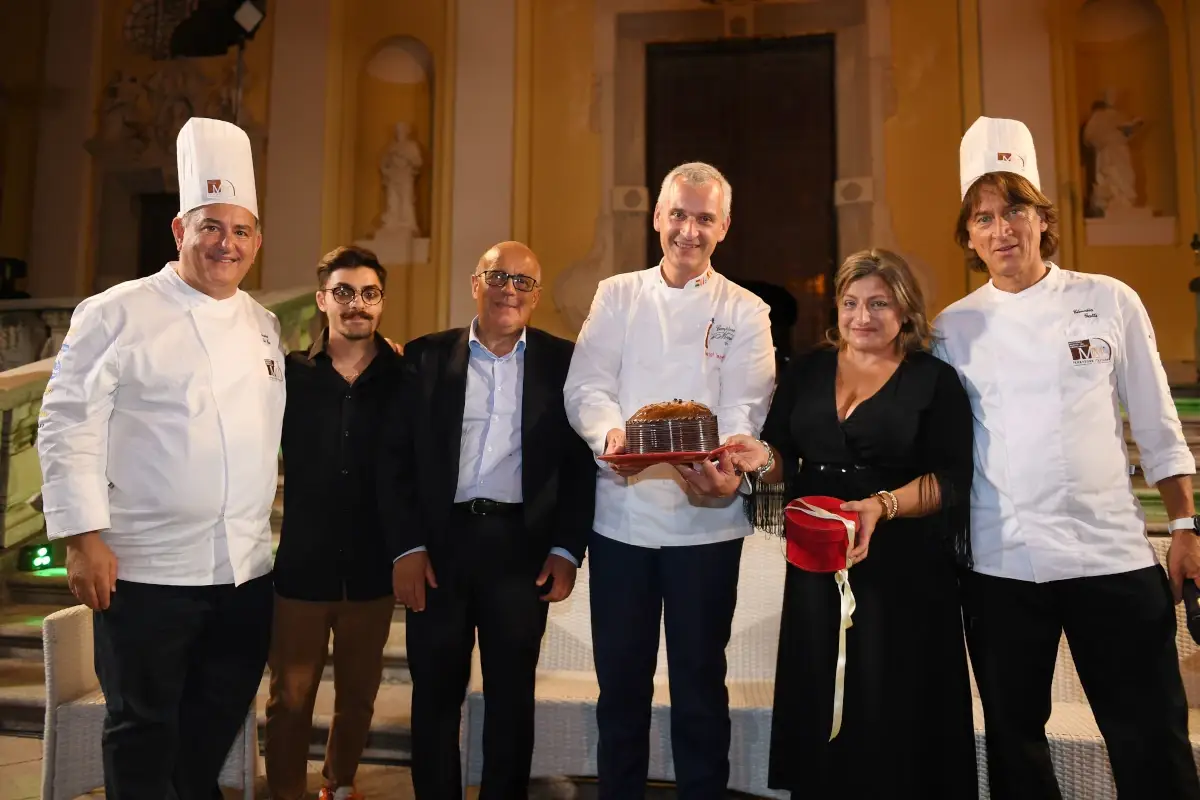 La premiazione di Luigi Biasetto, terzo da destra Dolce &egrave; &ldquo;La Notte del Panettone in riva al mare&rdquo;