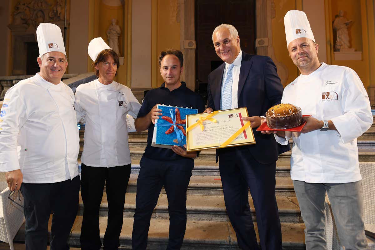 La premiazione di Nino Di Costanzo, secondo da destra Dolce è “La Notte del Panettone in riva al mare”