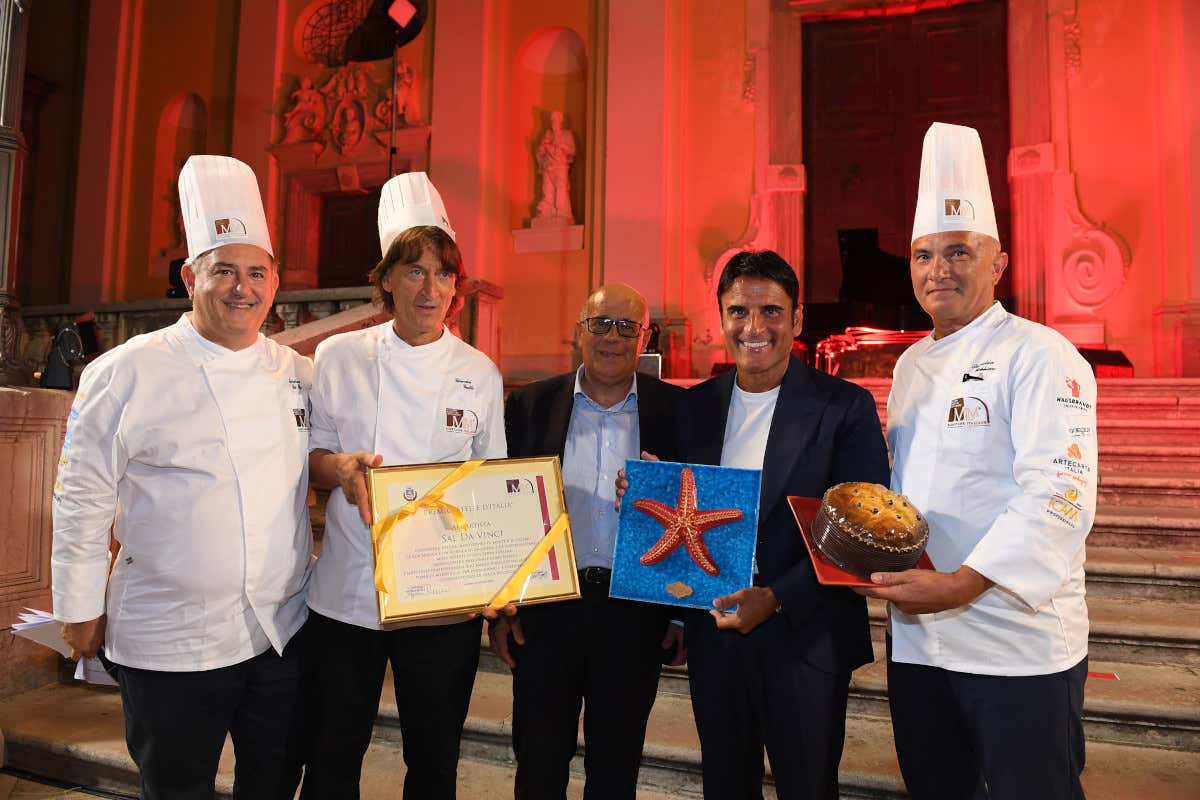 La premiazione di Sal Da Vinci, secondo da destra Dolce è “La Notte del Panettone in riva al mare”