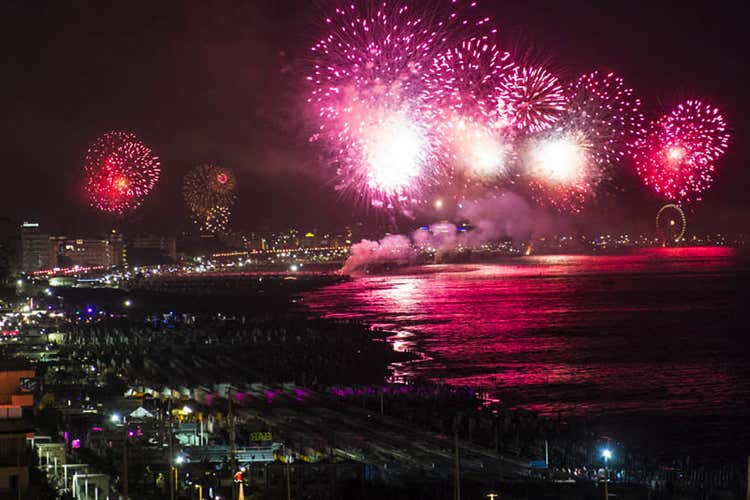Notte Rosa, la festa in sicurezza La costa romagnola si illumina