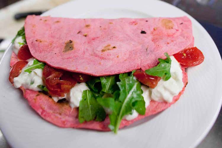 Per il Capodanno dell'estate anche la piadina si colora di rosa (Notte rosa in Romagna per il capodanno dell&rsquo;estate)