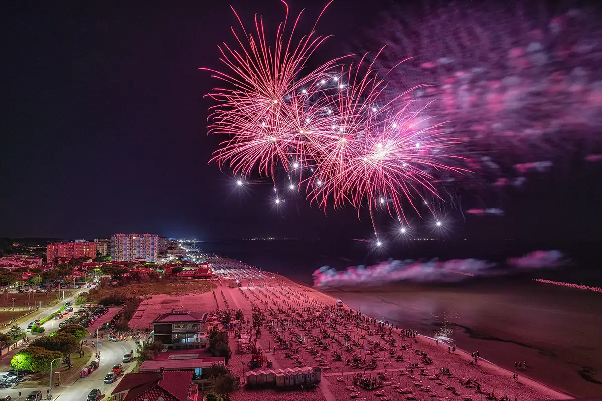 I festeggiamenti per la Notte Rosa (Fonte: Facebook) Finalmente un sorriso, la Romagna si colora di rosa