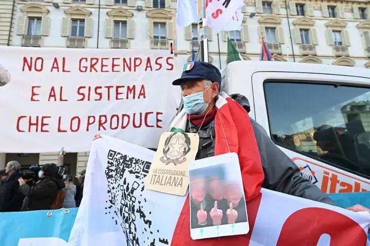 Un momento della protesta dei no vax a Milano (da TGcom Mediaset) Migliaia in corteo a Milano e a Roma contro green pass e obbligo vaccinale
