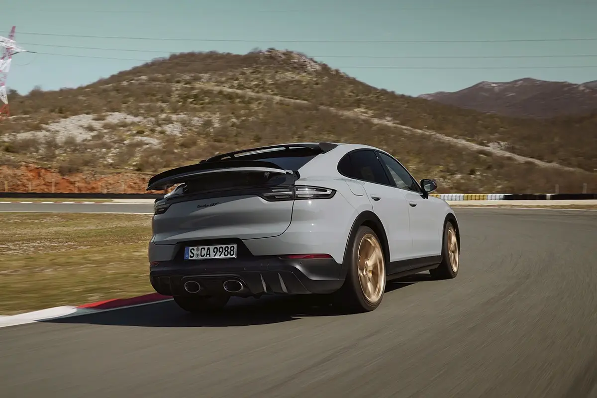 La nuova Porsche Cayenne Turbo GT Avventura sulle quattro ruote con il nuovo Cayenne Turbo GT