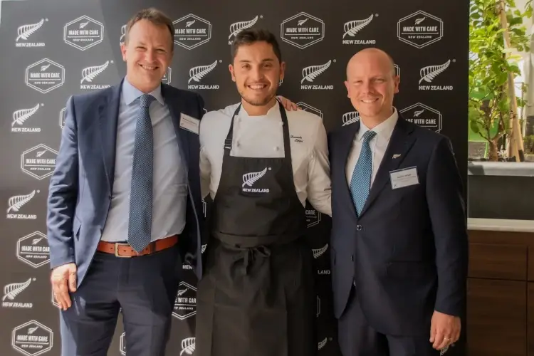 ambasciatore Anthony Sinpson, Daniele LIppi e conssole Austin Brick I sapori della Nuova Zelanda nei piatti di Daniele Lippi