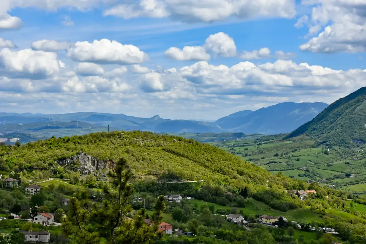 Il borgo di Nusco Autunno magico in camper: ecco gli itinerari pi&ugrave; suggestivi tra foliage, vigneti e sagre