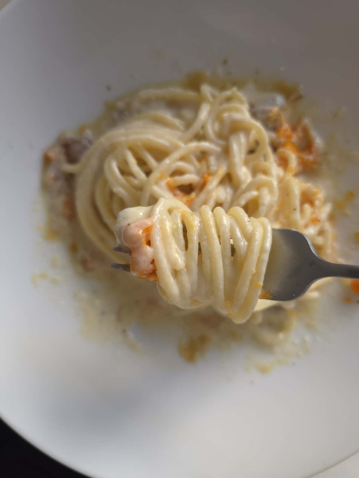 Spaghettone cacio e pepe su stracotto di manzo e pesto di carote