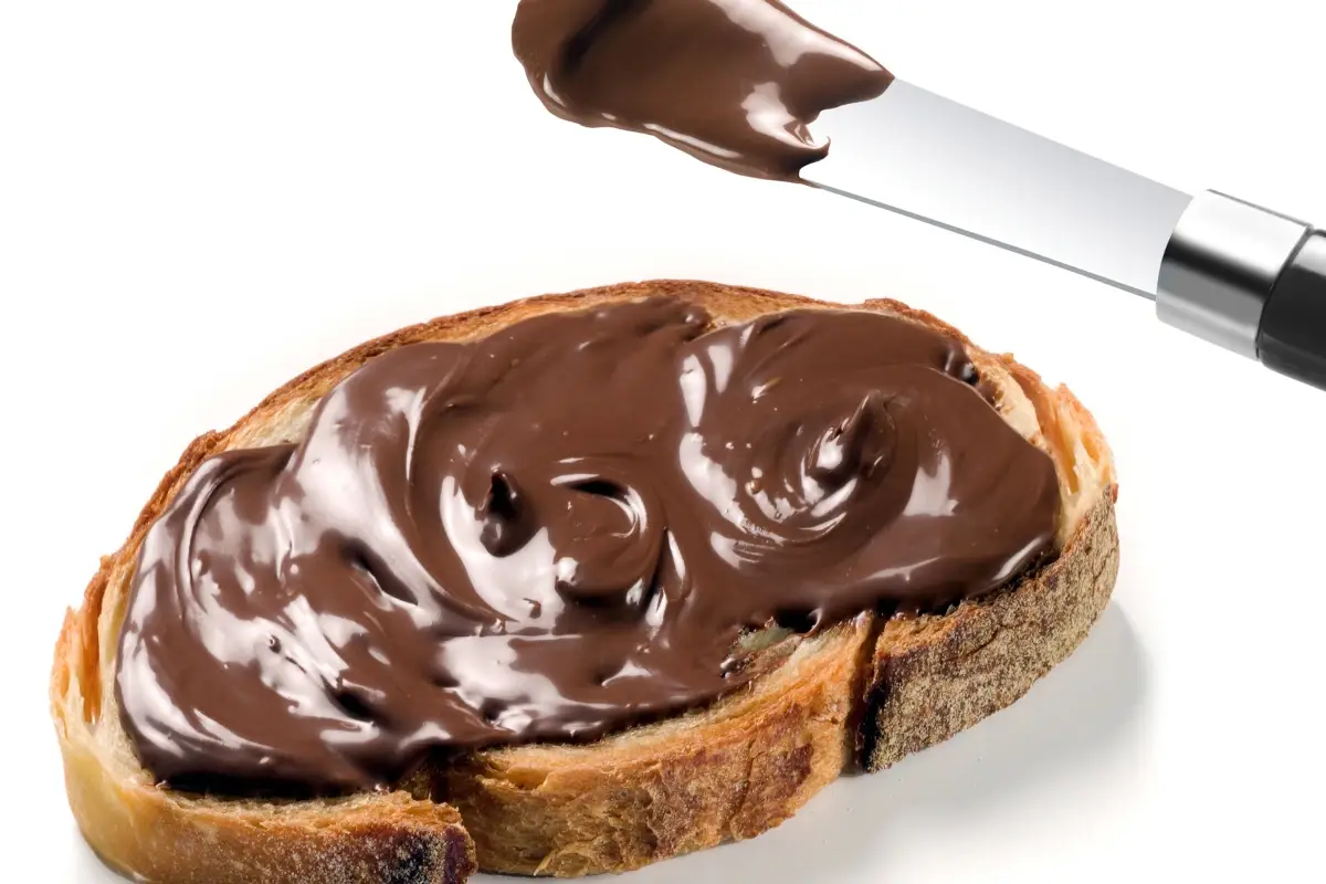 Nutella spalmata su un pezzo di pane Giornata mondiale della Nutella: ecco perch&eacute; piace cos&igrave; tanto a tutti