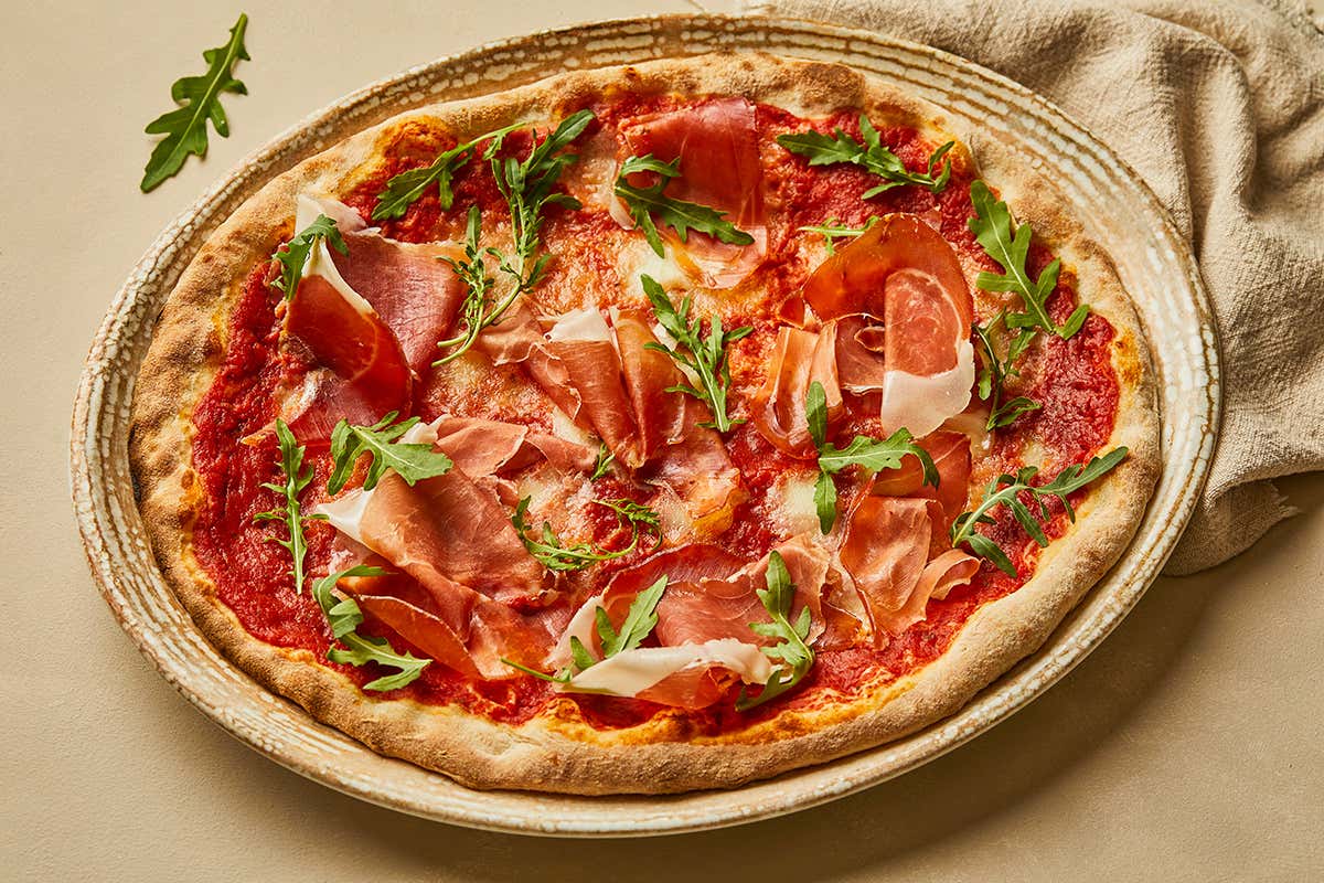 Pizza con prosciutto crudo di Parma Dop Obicà, cucina tradizionale in un ambiente unico