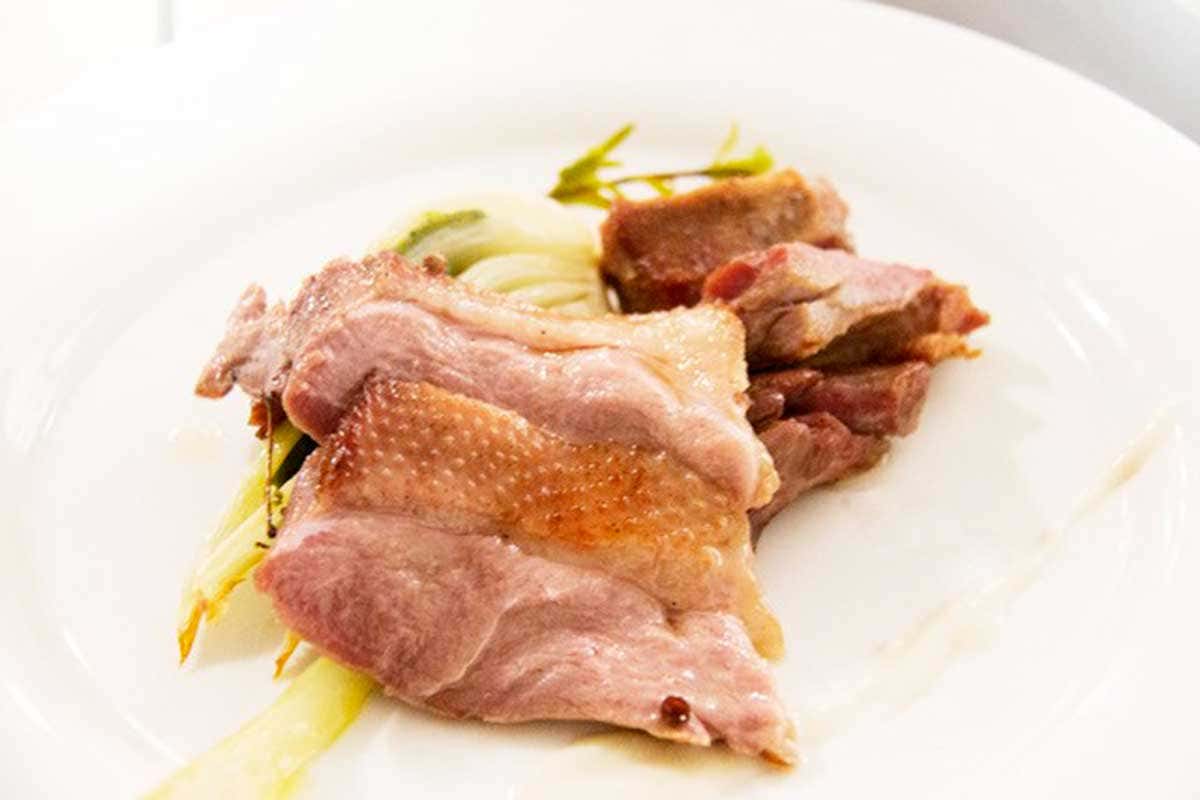 Oca, composta di finocchi, crema di aglio dolce, estratto di rosmarino &quote;Dalla Vigna alla tavola&quote; fa tappa ai Due Cigni di Rosaria Morganti