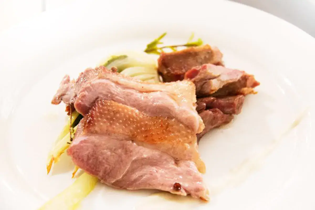 Oca, composta di finocchi, crema di aglio dolce, estratto di rosmarino &quote;Dalla Vigna alla tavola&quote; fa tappa ai Due Cigni di Rosaria Morganti