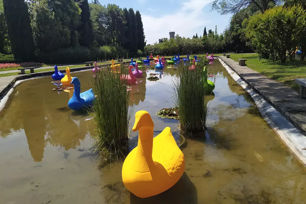 L&rsquo;oca selvatica che si specchia nel suggestivo laghetto delle ninfee Al Parco Sigurt&agrave; gli animali di plastica di Cracking Art