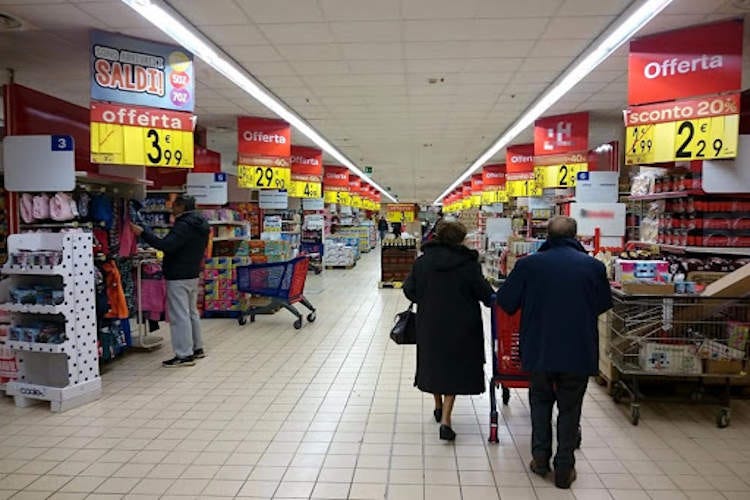 Offerte come queste se ne vedono sempre meno neii supermercati - I supermarket tirano la cinghia Offerte ai minimi sugli scaffali