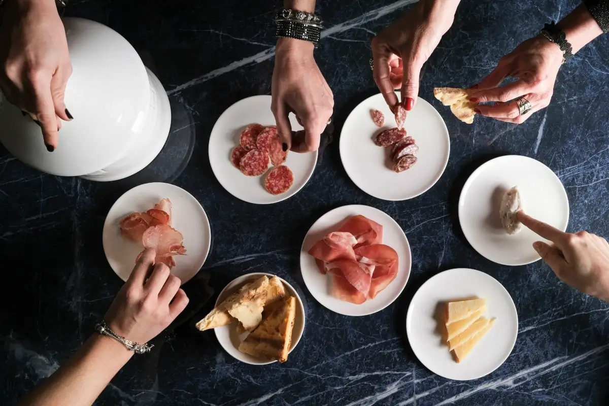Nuovo menu da condividere all'Officina dei Sapori L&rsquo;Officina dei Sapori rompe le regole del fine dining con i piatti da condividere