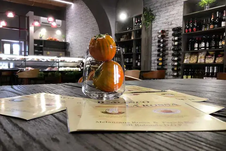 Officine La Rossa, hub di eccellenze lucane “Officine La Rossa”, in vetrina le eccellenze enogastronomiche lucane