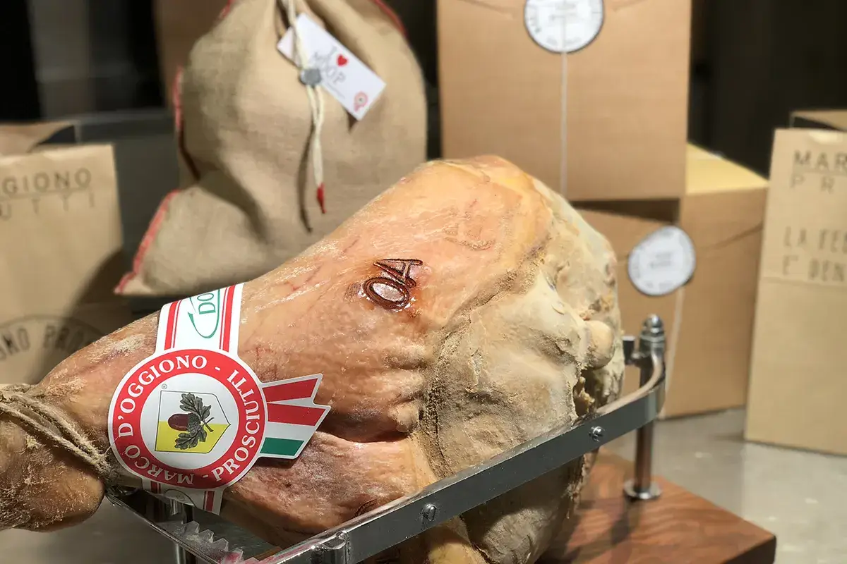 Il celebre prosciutto crudo con osso Marco D&rsquo;Oggiono accende il Natale con i salumi artigianali