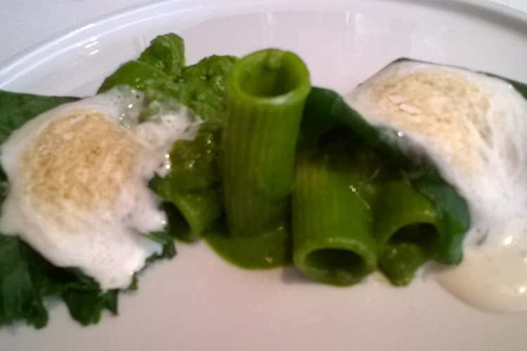 Ad ogni pasta il suo condimento Con quella lunga meglio i sughi corposi Ad ogni pasta il suo condimento Con quella lunga meglio i sughi corposi