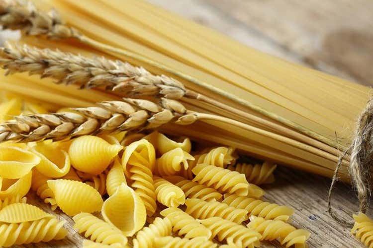 Ad ogni pasta il suo condimento Con quella lunga meglio i sughi corposi Ad ogni pasta il suo condimento Con quella lunga meglio i sughi corposi