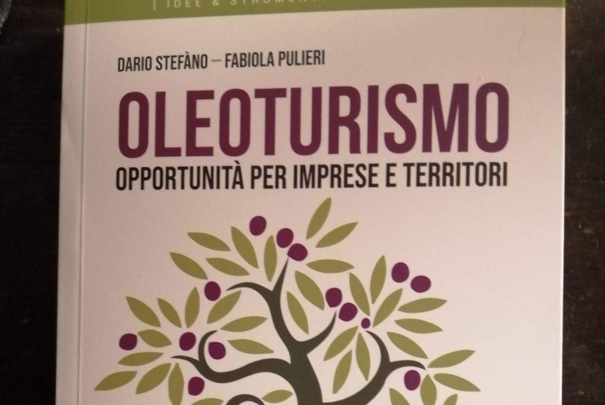 La copertina del libro Oleoturismo ancora di salvezza contro il calo di produzione
