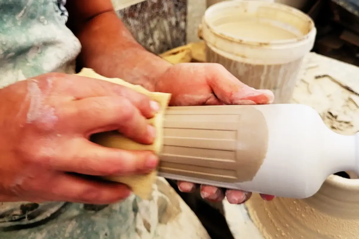La lavorazione dell'anfora in ceramica Look vintage per la nuova bottiglia dell&rsquo;olio Diodoros
