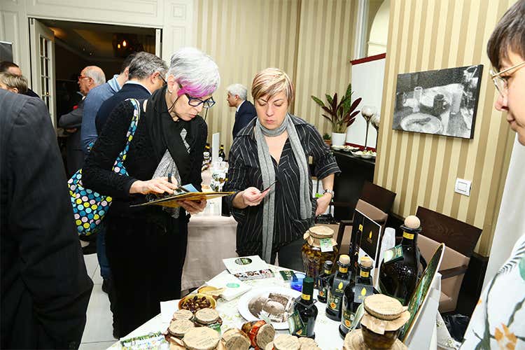 (L&rsquo;Olio Dop Riviera Ligure si racconta alla ristorazione italiana)