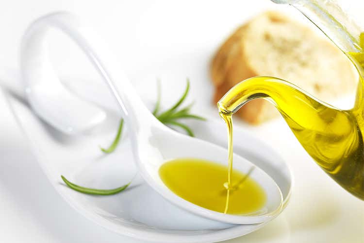 olio extravergine in tavola sostituisce il sale e il pepe olio extravergine in tavola sostituisce il sale e il pepe
