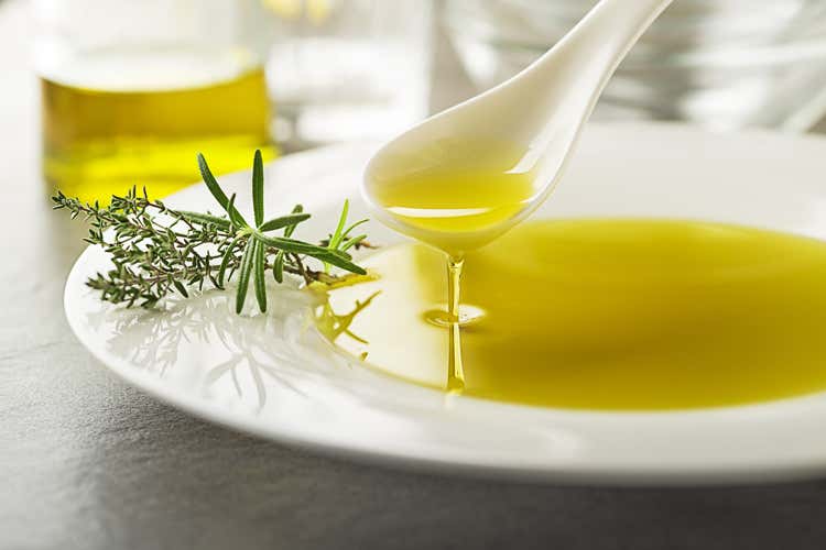 L'olio d'oliva aiuta a tenere a bada la glicemia (Olio d’oliva ottimo alleato nella cura contro il diabete) L'olio d'oliva aiuta a tenere a bada la glicemia (Olio d’oliva ottimo alleato nella cura contro il diabete)