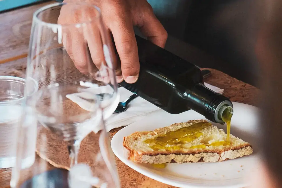 A tutti i visitatori i frantoi offriranno pane e olio come simbolo di benessere Frantoi aperti per Natale, fra degustazioni e visite agli impianti