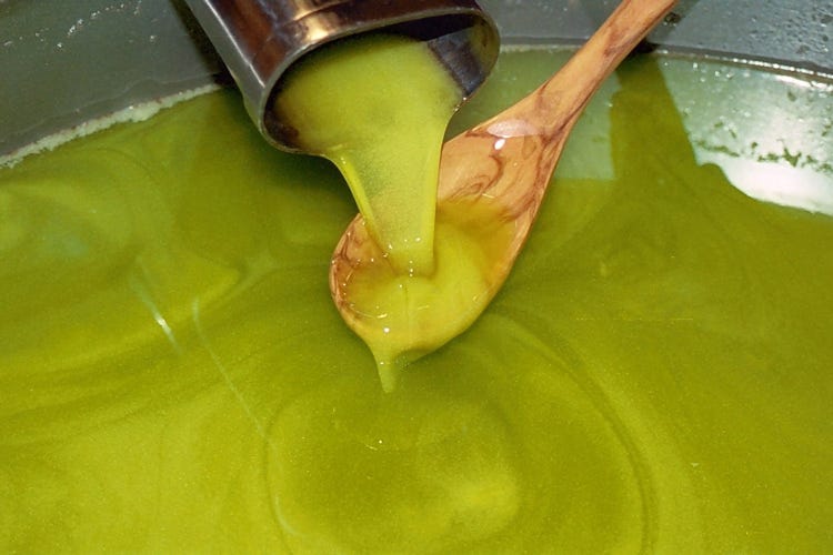 L'olio veniva alterato con della clorofilla per renderlo più verde (Maxi frode di olio taroccato Blitz dei Nas, due in arresto)