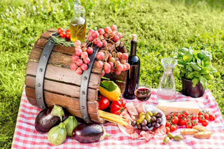Ancora alta la quantità di olio e vino in giacenza - Vino e olio ancora in giacenza Bellanova: Lavoriamo per smaltire