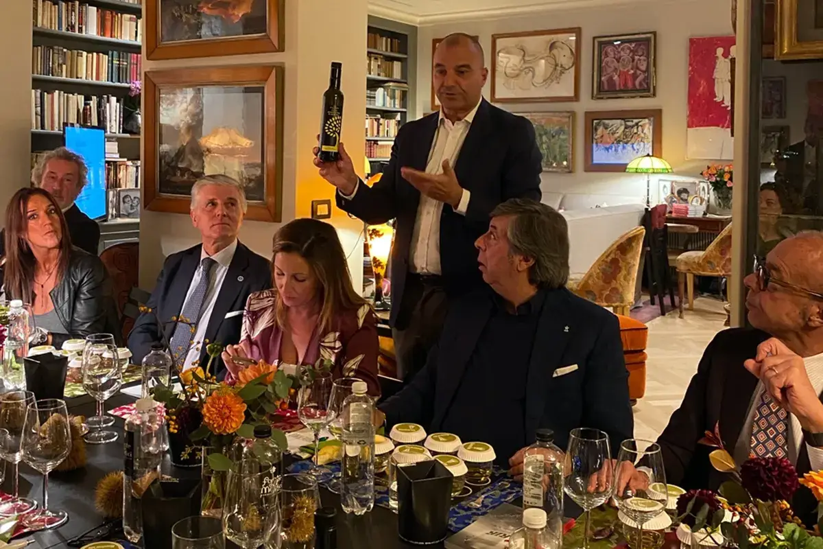 Fausto Borella illustra l'etichetta Champagne, olio e caviale, altre chicche da Euro-Toques e Maestrod'Olio