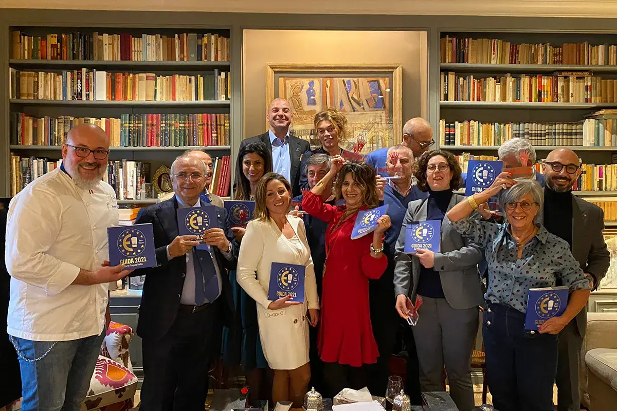 Il gruppo dei corsisti con chef Antonino Fratello e Fausto Borella Maestrod'Olio, a Roma si chiude il corso con la consegna del riconoscimento
