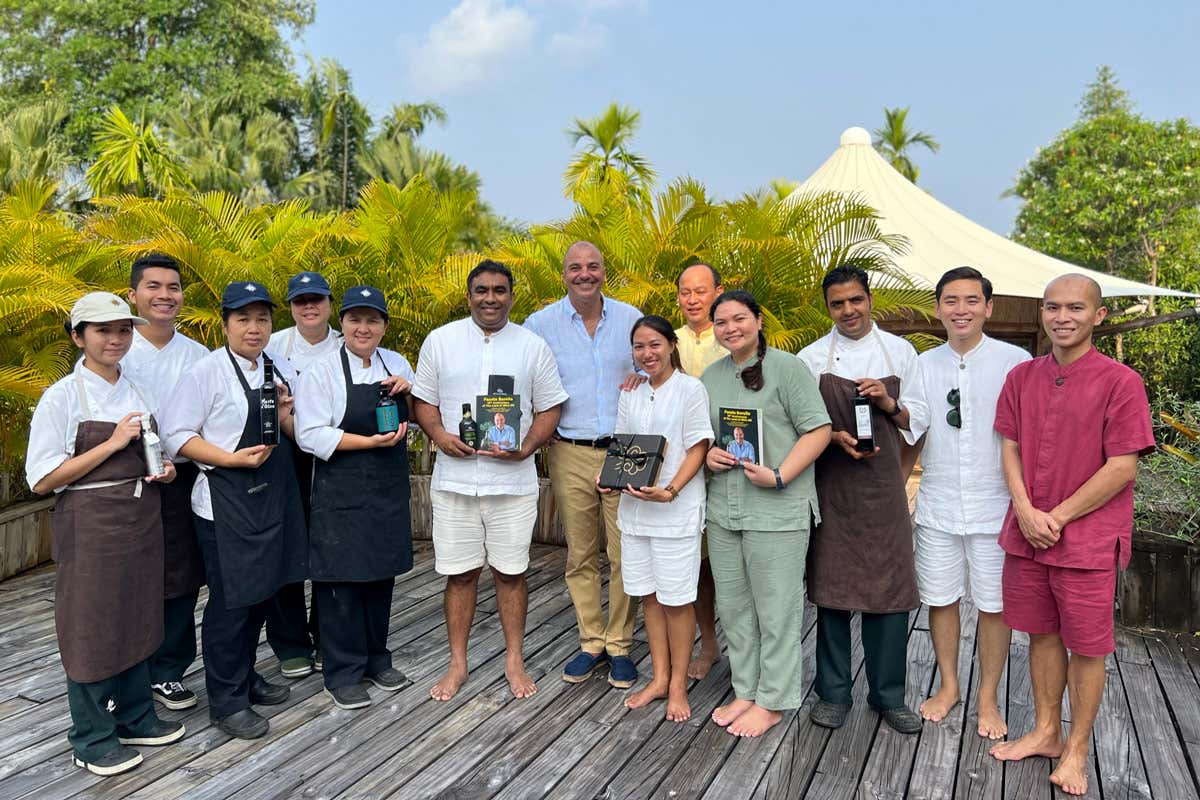 Il personale di resort e ristoranti di lusso in Thailandia ha degustato l'olio extravergine artigianale italiano Olio extravergine la sfida &egrave; esportarlo in tutti i continenti. Anche in Thailandia