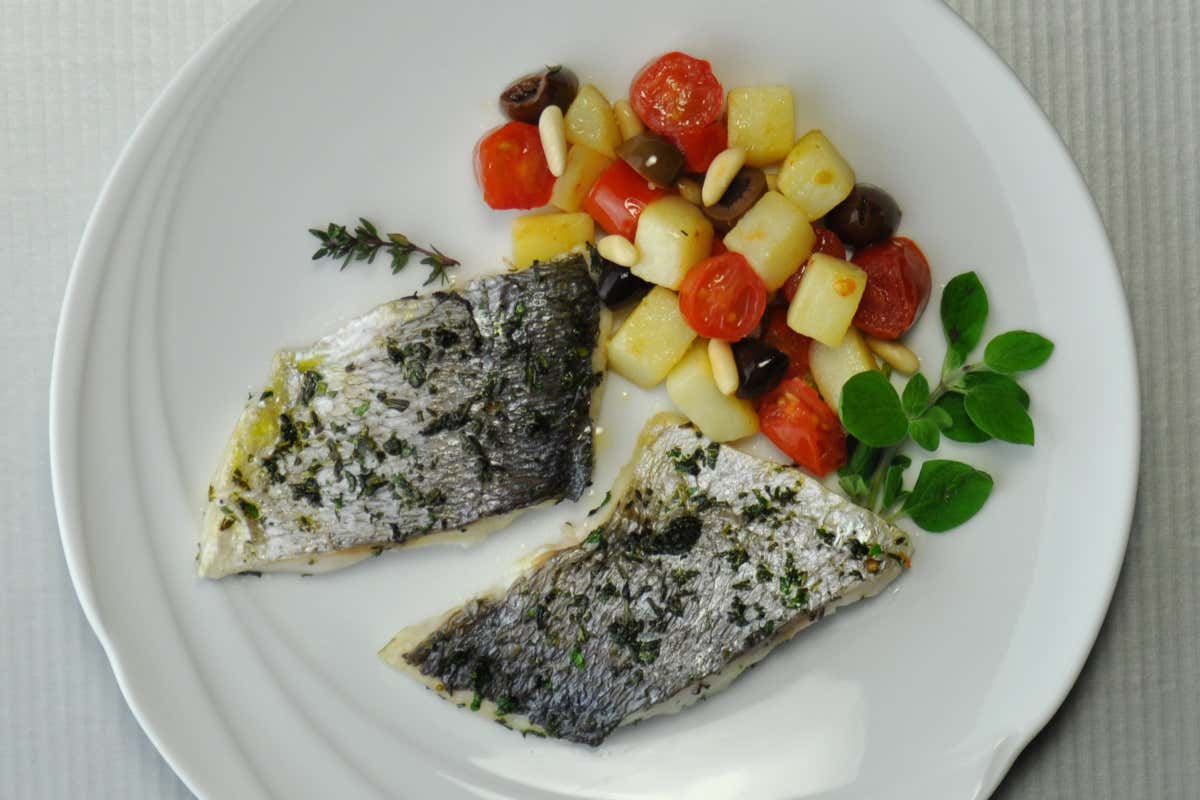 Orata con pomodori e olive Olive, mica solo extravergine. Mille e più utilizzi da portare in tavola