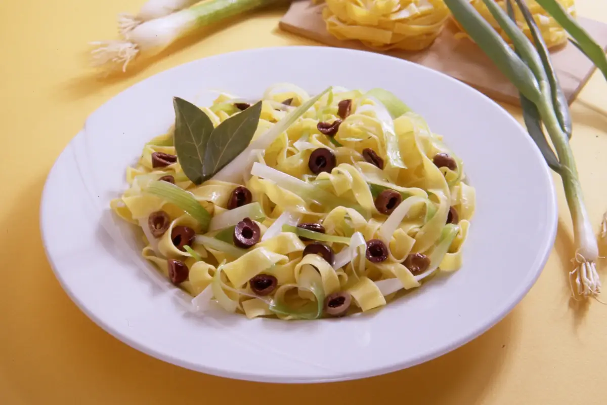 Tagliatelle con cipollotti e olive Olive, mica solo extravergine. Mille e pi&ugrave; utilizzi da portare in tavola