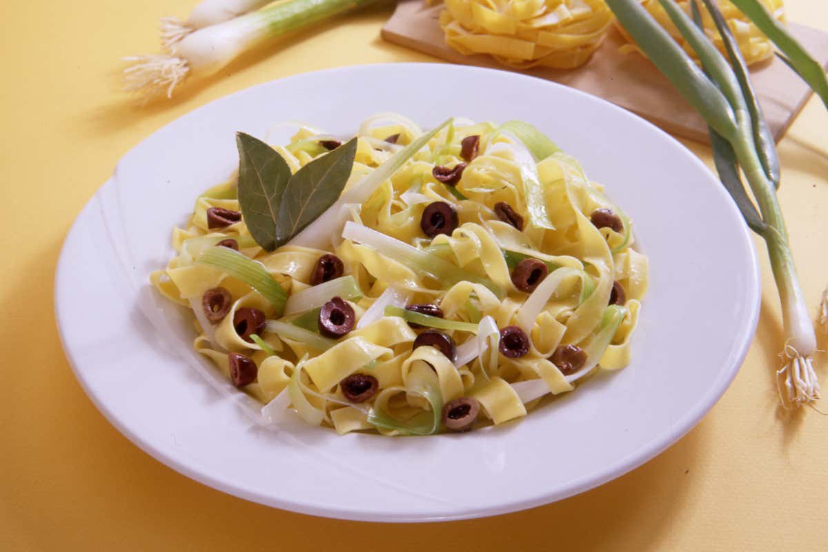 Tagliatelle con cipollotti e olive Olive, mica solo extravergine. Mille e più utilizzi da portare in tavola DA FINIRE
