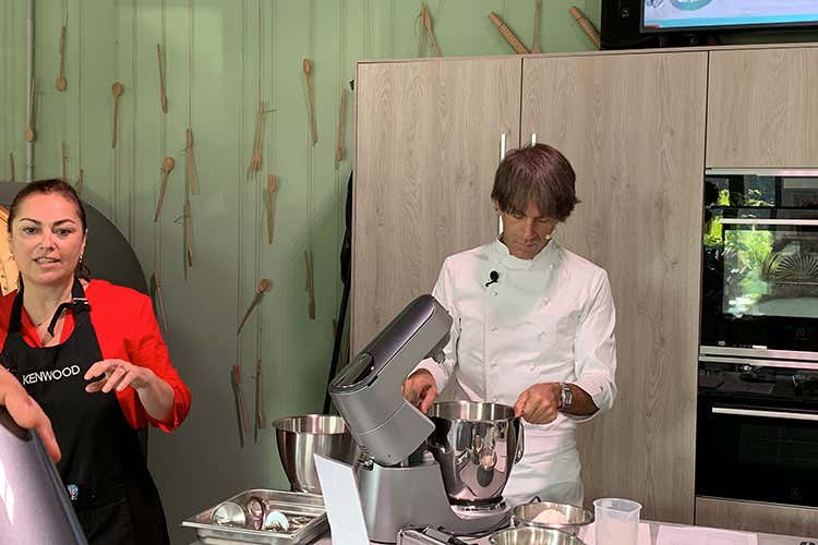 Davide Oldani impegnato nella lezione presso il laboratorio Kenwood Davide Oldani: «Fondamentale la formazione sui giovani» Davide Oldani impegnato nella lezione presso il laboratorio Kenwood Davide Oldani: «Fondamentale la formazione sui giovani»