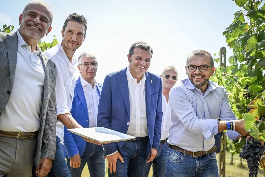 Al centro della foto, il sottosegretario all'Agricoltura Gian Marco Centinaio Oltrep&ograve;, avviata la vendemmia del rilancio. Attese positive per Bonarda e Metodo classico