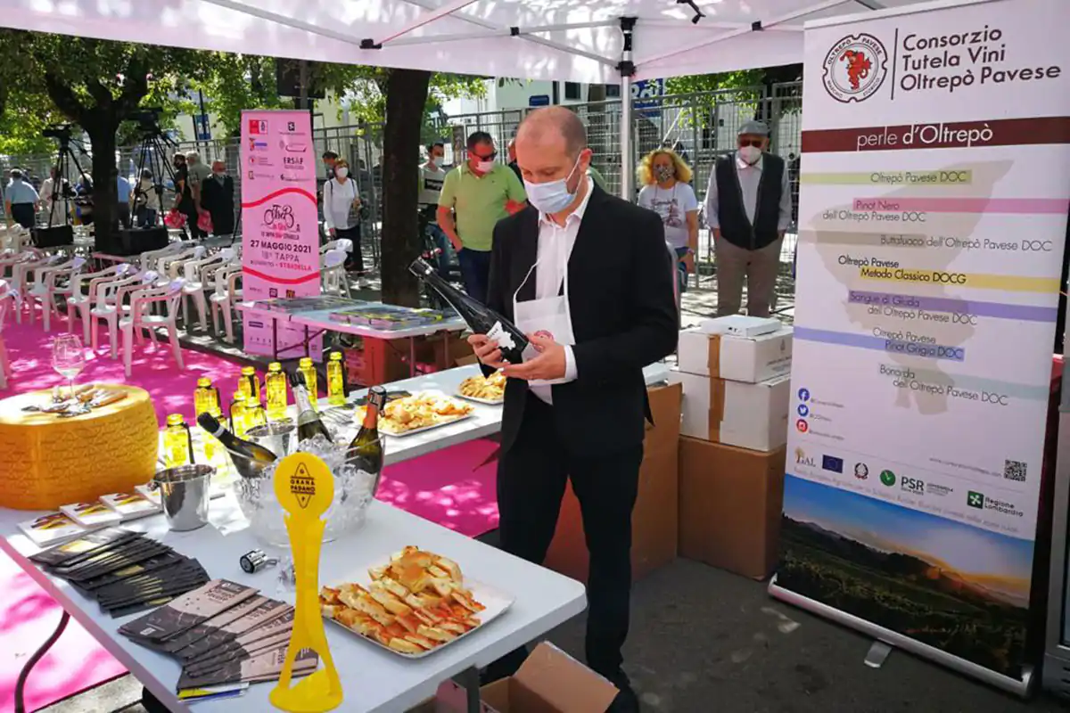 Oltrep&ograve;, terra di vino e di ciclismo Al Giro le eccellenze del territorio