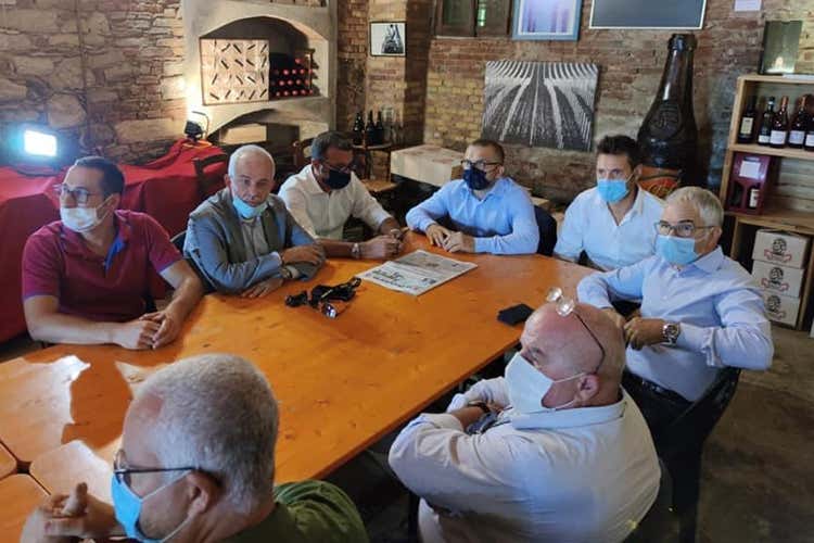 I produttori chiedono alla politica più tutele - Oltrepò, scontro sul costo dell’uva Via alla vendemmia con polemiche I produttori chiedono alla politica più tutele - Oltrepò, scontro sul costo dell’uva Via alla vendemmia con polemiche