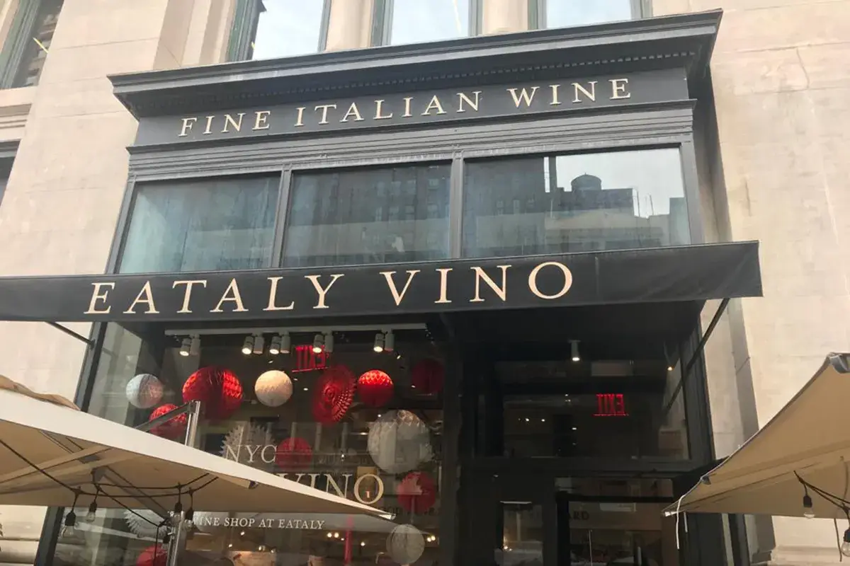 Eataly, la nuova casa americana dell'Oltrep&ograve; I vini dell'Oltrep&ograve; Pavese sbarcano a New York: le bottiglie all'Eataly Nyc Flatiron