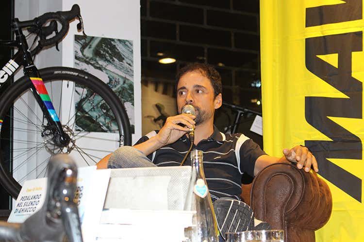 Omar di Felice durante l'ultima presentazione del suo libro (Omar Di Felice, alimentarsi tra i ghiacci)