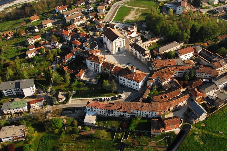 Una veduta aerea del borgo di Mel (All’Ombra del Borgoper il rilancio delle viti bellunesi)