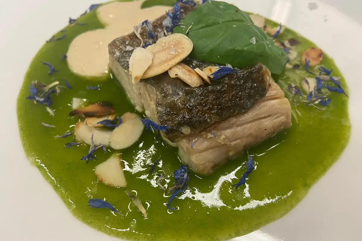 Ombrina, spinaci, salsa tonné e mandole La cucina romana con quel tocco in più a Le Tamerici