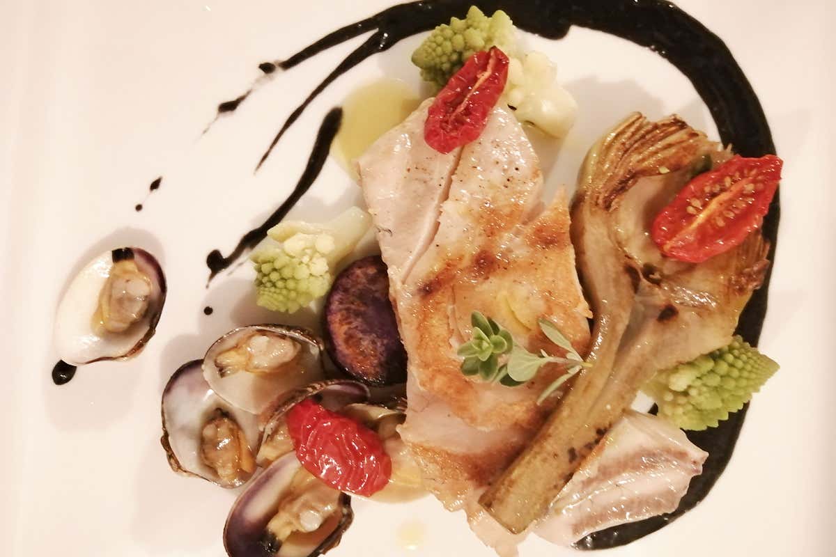 Ombrina cotta in bassa temperatura servita con vongole veraci, bottarga e salsa al nero di seppia Roma, gusto e salute nella tavola di Natale di Roberto Cipolla e Paolo Cappuccio