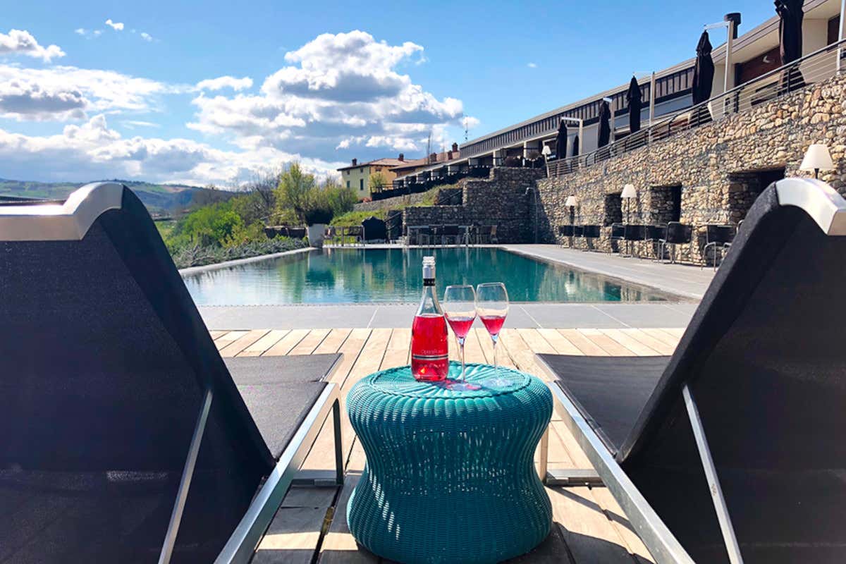 Calici a bordo piscina  Picnic in vigna e apericena in piscina: è l'estate di Opera|02