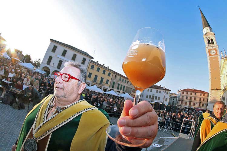 (Un’opera d’arte sulla bottiglia Il Torcolato cerca la sua etichetta) (Un’opera d’arte sulla bottiglia Il Torcolato cerca la sua etichetta)