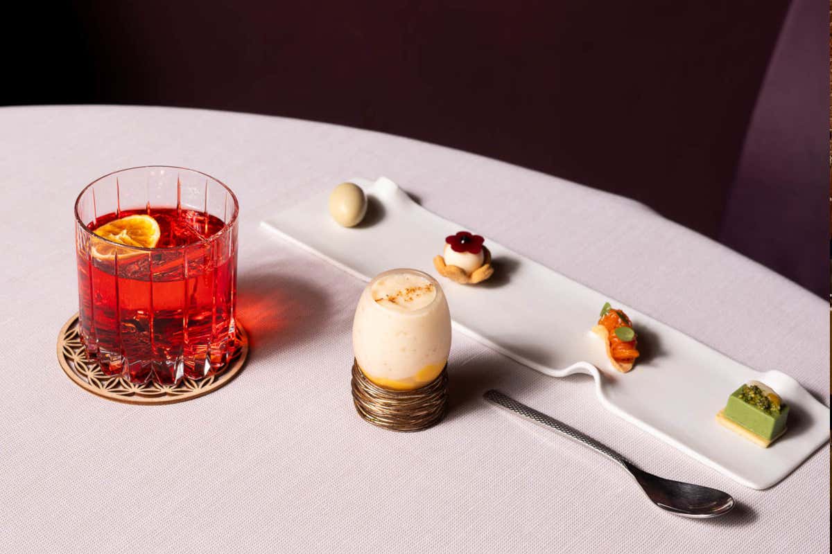 Un Negroni con Vermouth rosso e l'amuse bouche di Opera